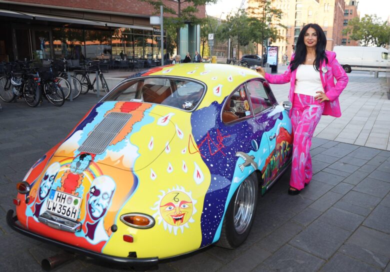 Nissi mit Art Car